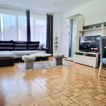 Chic Sanctuary One-Bedroom Retreat With Spectacular Landmark Views Of The Concert Hall Bukarest Eksteriør billede